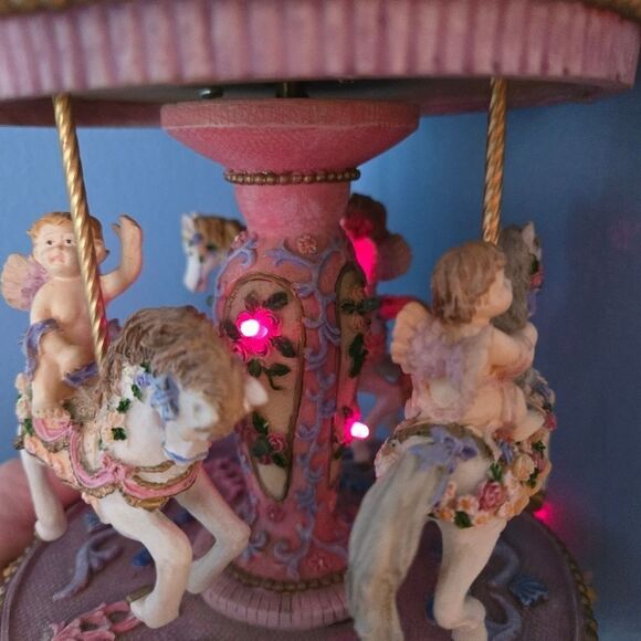Beautiful Collectible Carousel That Lights Up With Use Of Batteries And Winds Up - Picture 2 of 15
